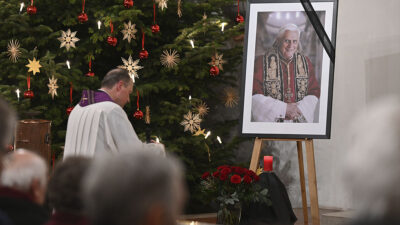 Papa Francisco encomienda a Benedicto XVI a la Virgen María