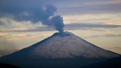 Ecuador vigila el volcán Cotopaxi ante un posible erupción