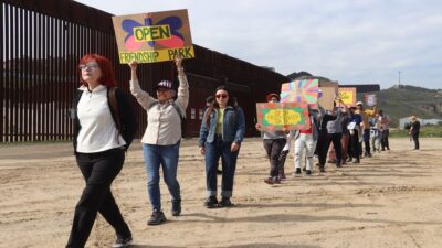 Manifestantes piden a Biden parar construcción de muro en la frontera