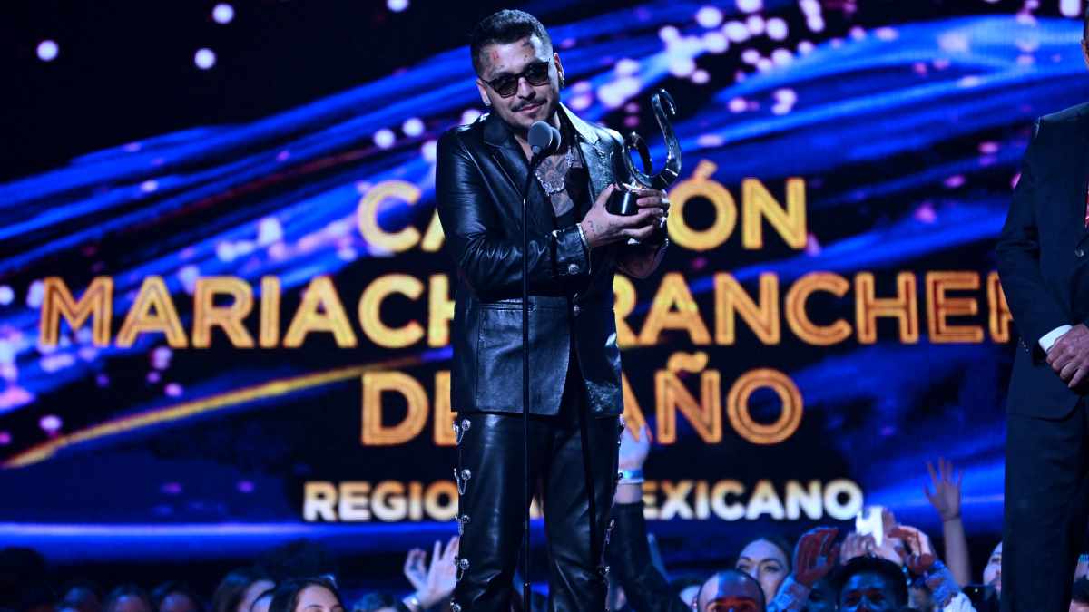 Christian Nodal olvida mencionar a Cazzu tras recibir reconocimiento en Premios Lo Nuestro