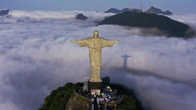 Al Cristo Redentor en Brasil le cae un rayo; captan momento exacto
