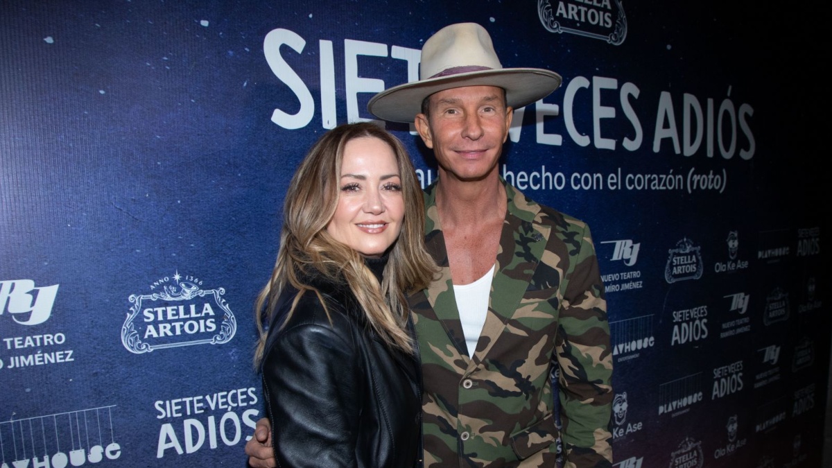 Andrea Legarreta y Erik Rubín en una alfombra roja