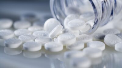 Aspirina frasco con tabletas aspirina sobre la mesa