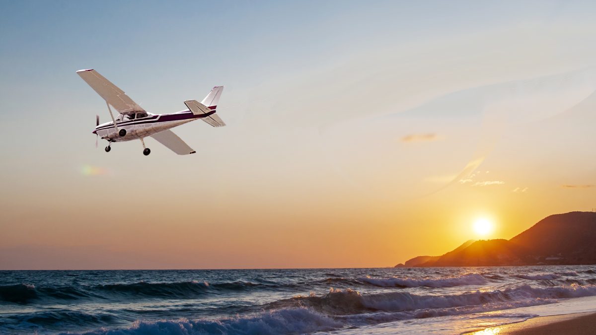Mazatlán, Sinaloa: Captan a avioneta volando muy bajo en playa