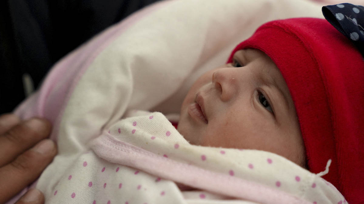 ¡Ya tiene nuevo hogar! Adoptan a Aya, bebé huérfana nacida bajo escombros tras terremoto en Siria