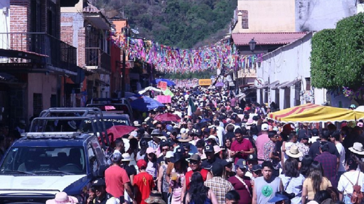 Personas paseando por el Carnaval de Tepoztlán
