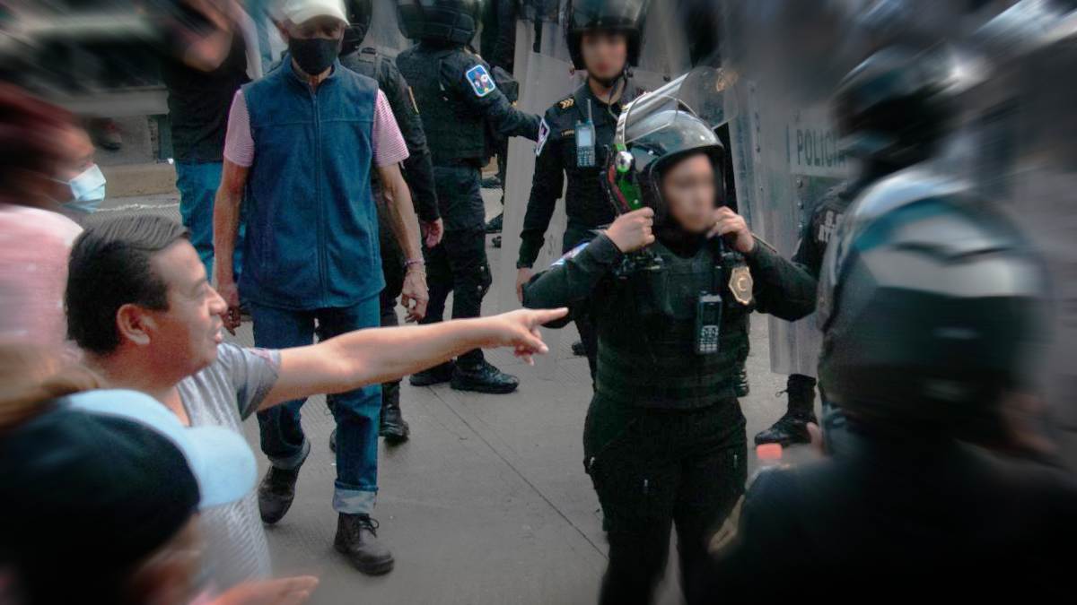 CDMX: hombre golpea a policía al exterior de secundaria; video