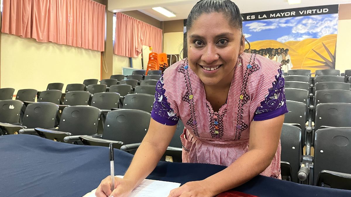 Dina Adriana Cardoso Salvador, se titula con tesis escrita en náhuatl en Morelos