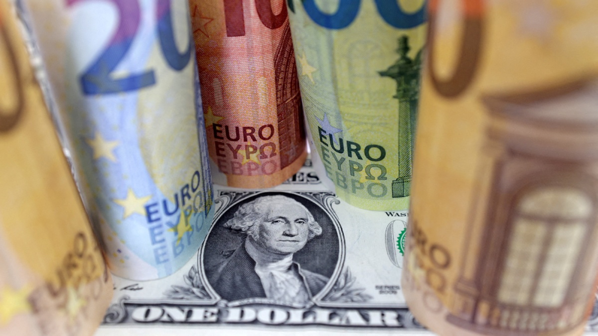 Billetes de Euro enrollados sobre un dólar