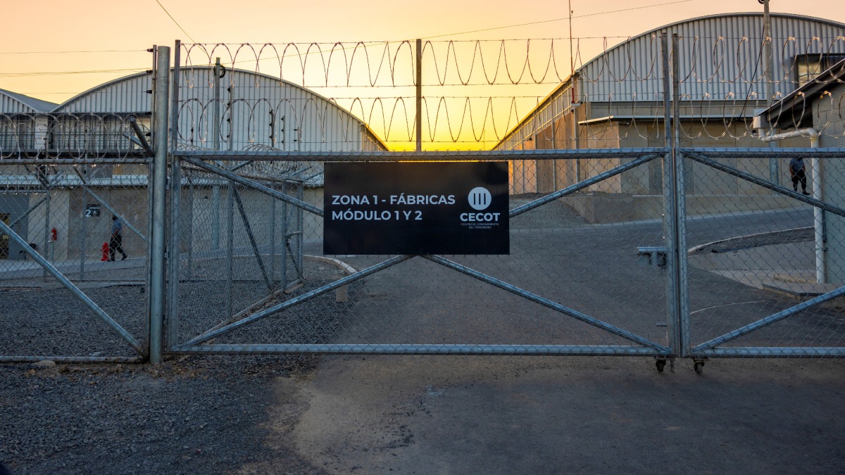 foto exterior de cecot, en el salvador, cárcel de bukele