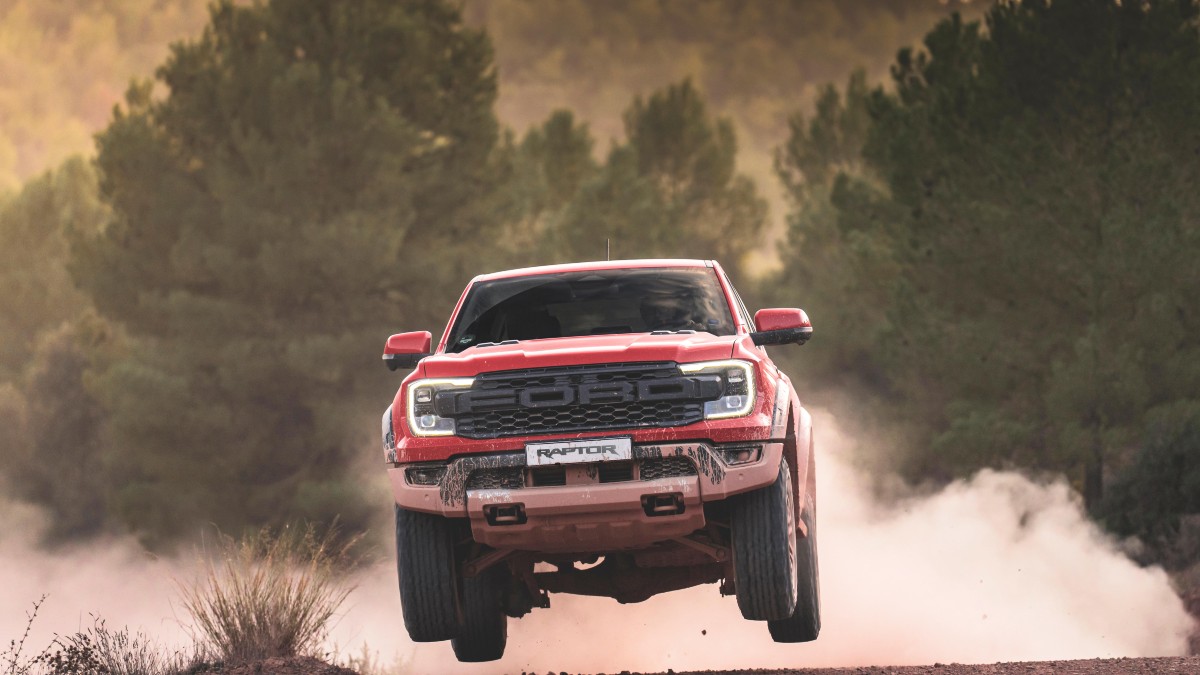 Ford Ranger Raptor 2023 es una camioneta roja tipo pickup todoterreno