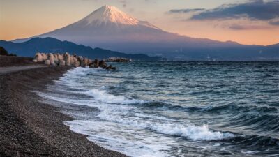 Japón foto de una playa se hallo bola de metal