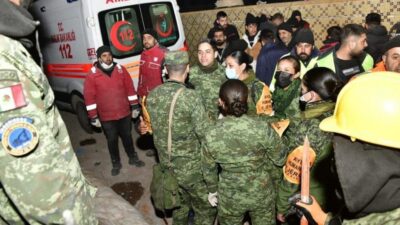 Sismo en Turquía; soldados mexicanos junto a patrulla en rescate de sobreviviente
