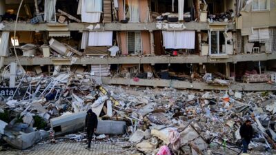 Simo Turquía vista de un edificio destruído en Hatay
