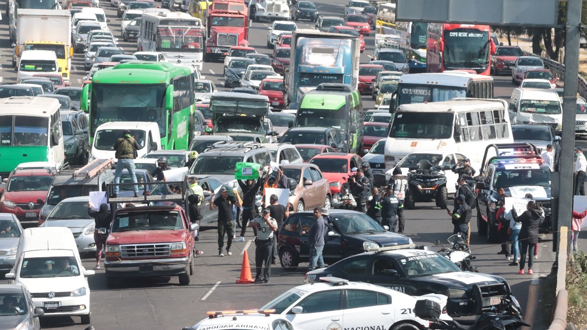 Autopista México Pachuca manifestantes cerrando la vialidad