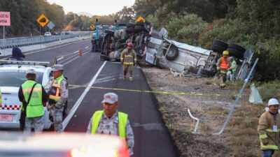 Autopista La Pera-Cuautla: vuelca tractocamión; no hay lesionados