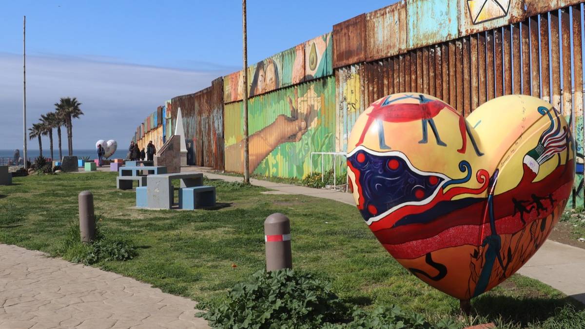 Reanudan construcción del muro fronterizo en playas de Tijuana