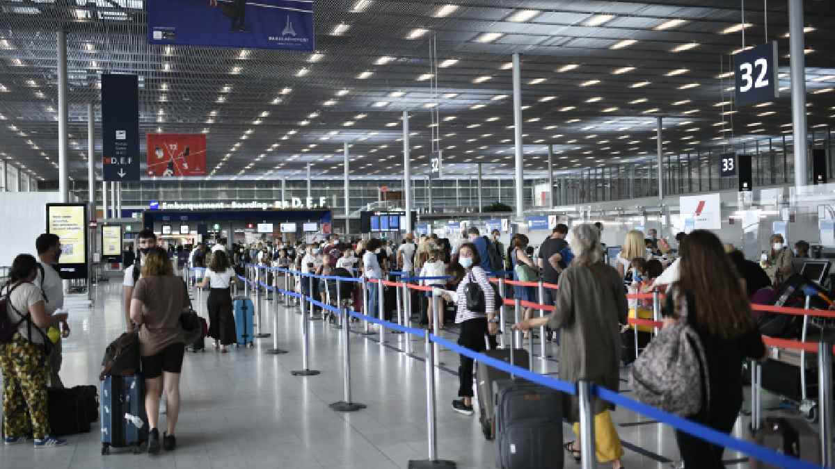 Cancelan vuelos en aeropuerto de París por huelga de controladores