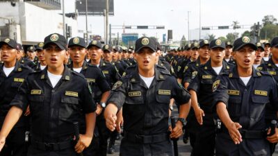 Policía Nacional de Perú, agentes marchan en Lima