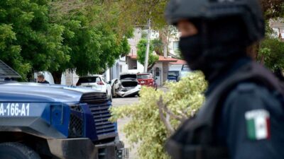 Sinaloa policías agrediendo joven