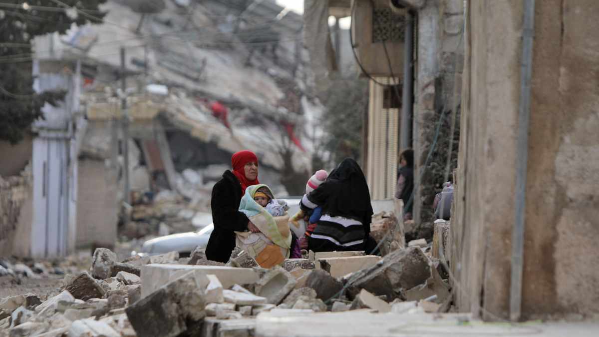 En sismo de Turquía enfermeras protegieron niños y bebés; videos se viralizan