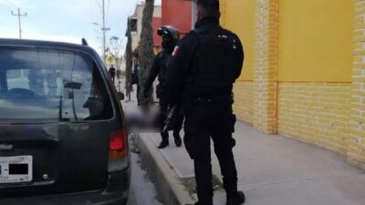 Policías acudieron al domicilio donde ocurrió el intento de feminicidio en Puebla