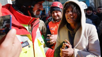 Rescatan a mujer que pasó más de 100 horas sepultada tras sismo en Turquía