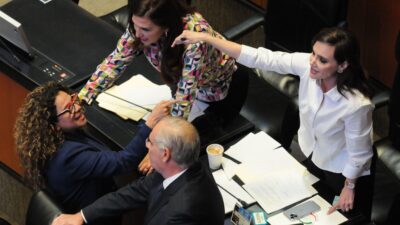 Rocío Sánchez Abreu y Lilly Téllez en el pleno del Senado