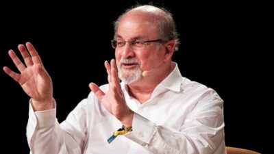 Salman Rushdie Publica Foto Tras Apunalamiento