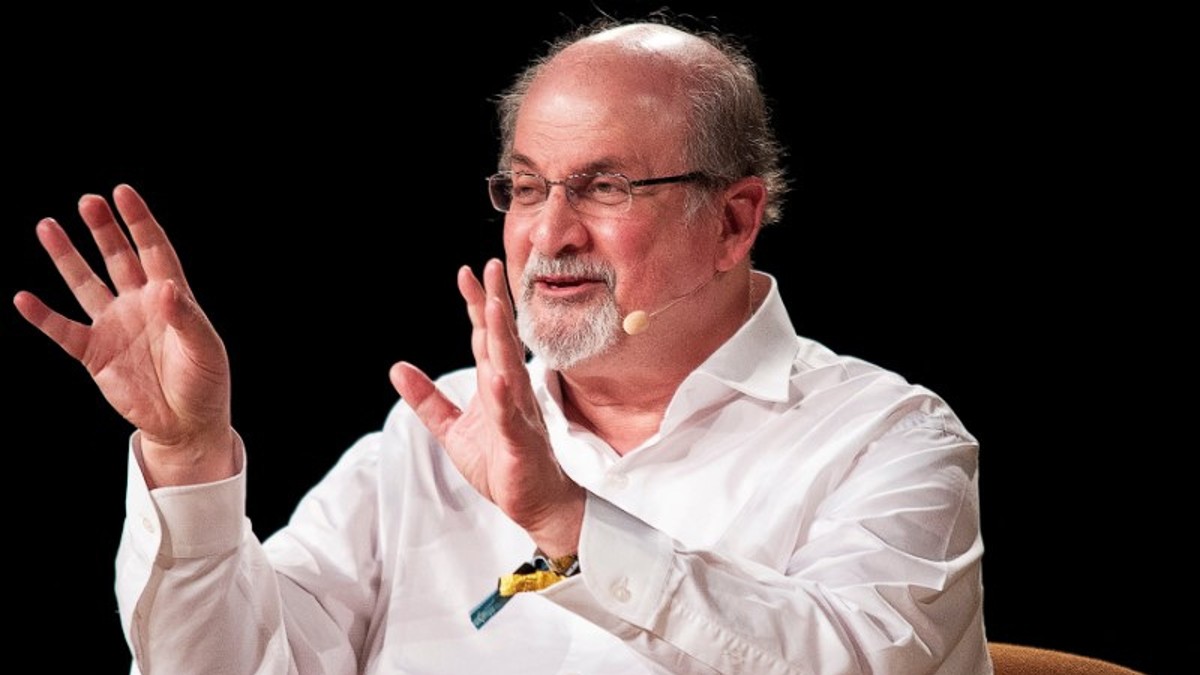 Salman Rushdie publica en redes sociales su primera fotografía tras el apuñalamiento