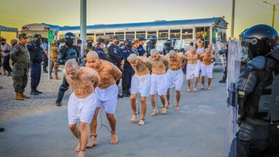 El Salvador reos llegando a la cárcel Cecot