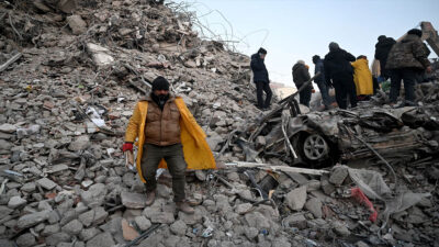 Sube a 33 mil el número de muertos por sismo en Turquía y Siria