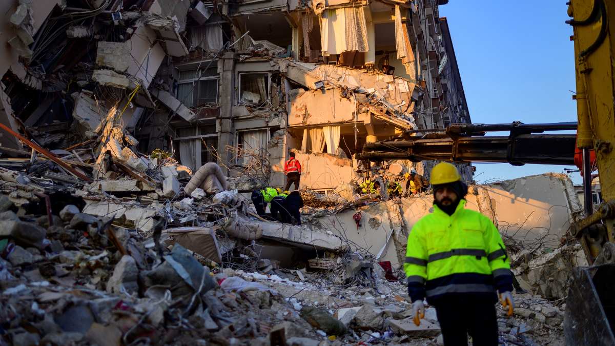 Se refuerza ayuda humanitaria en Turquía y Siria; por sismo, van casi 23 mil muertos
