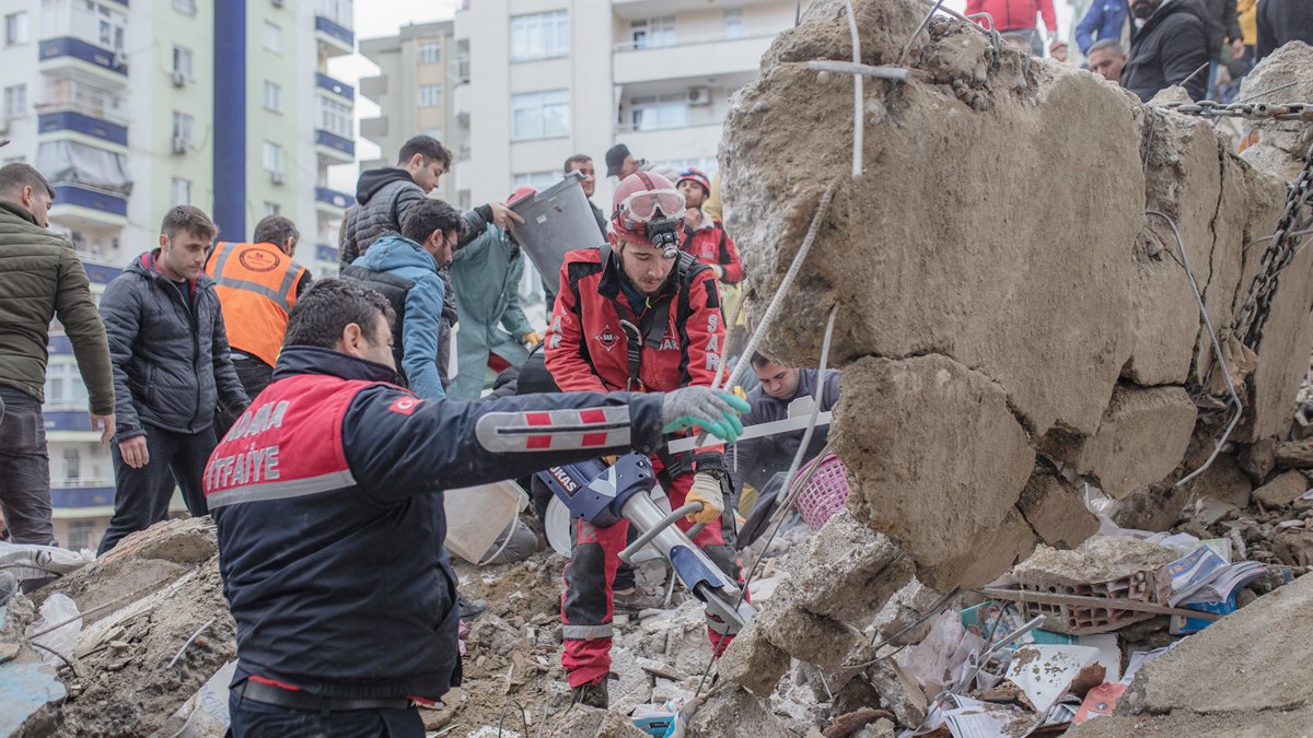 Mayor sismo Turquía rescatistas buscando sobrevivientes entre los escombros