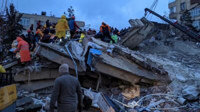 Devastador sismo: ya hay más de 2 mil 300 muertos y miles de heridos en Turquía y Siria