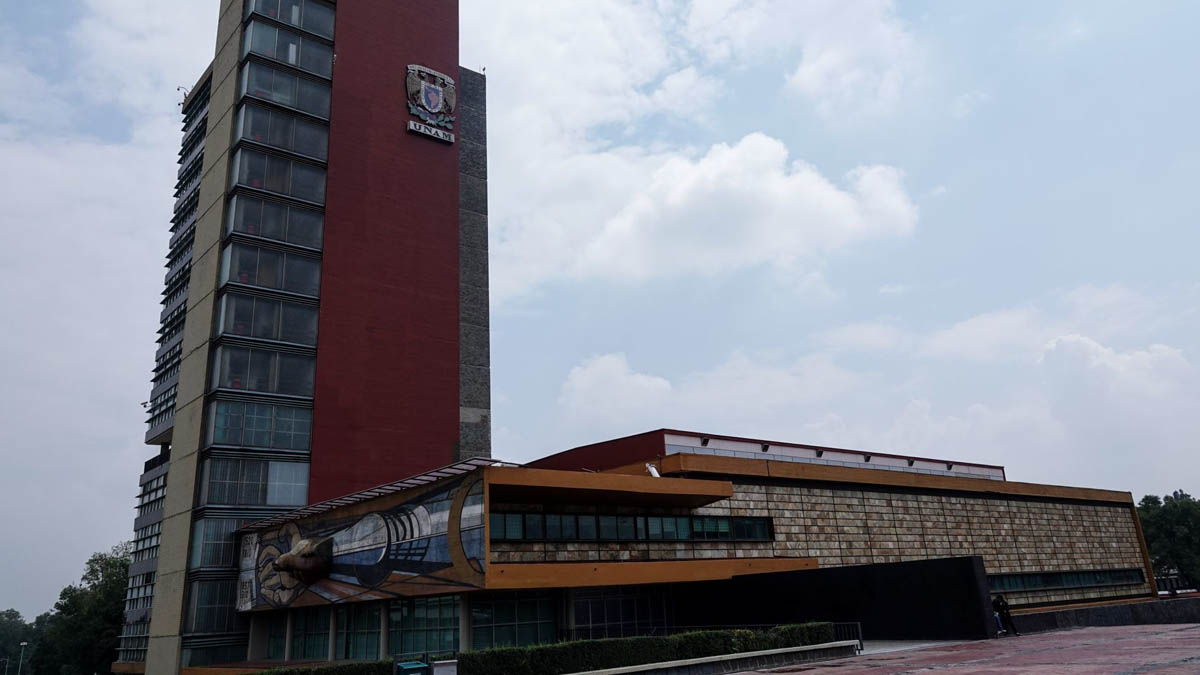 UNAM: alumnos pintan mural de la Torre de Rectoría de Ciudad Universitaria