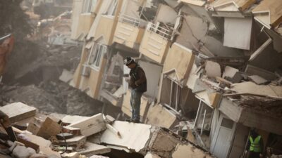 Sismo Turquía rescatistas junto a edificio colapsado