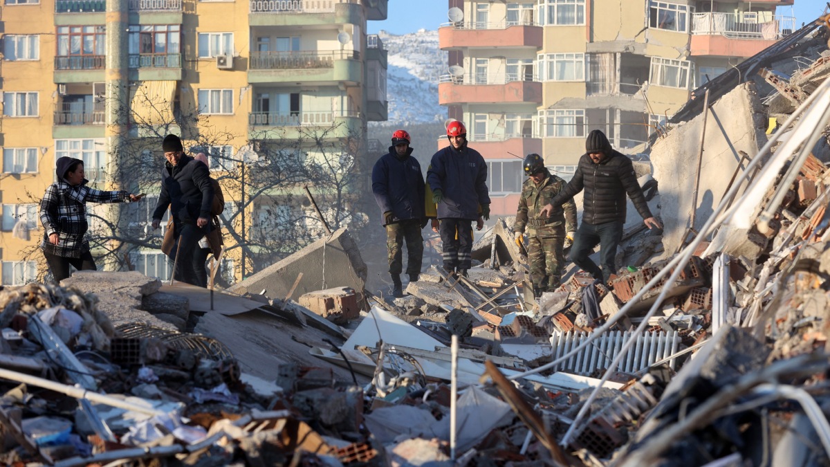 Terremoto Turquía rescatistas buscan sobrevivientes entre los escombros