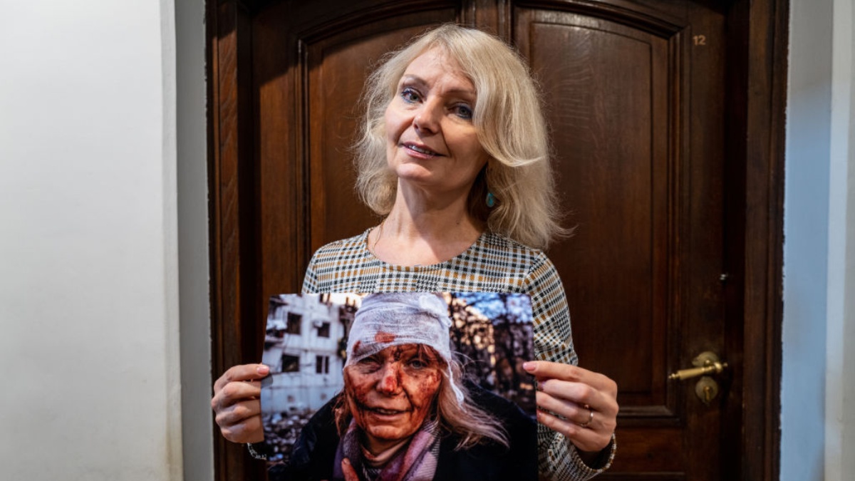 Olena Kurilo posando con una de las fotos que le sacaron eel primer día de la invasión