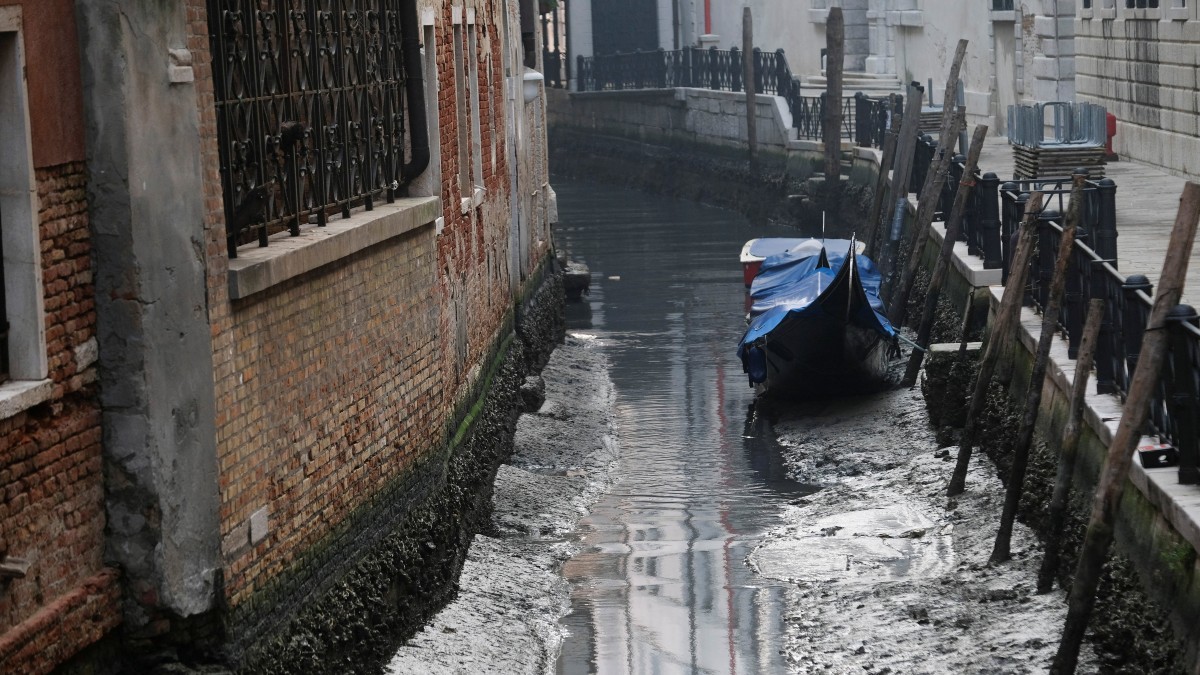 La marea baja provoca problemas en Venecia, por lo que muchas góndolas quedan varadas ante la reducción de agua en los canales.