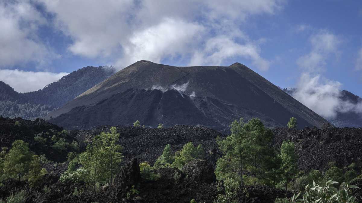 El nacimiento del volcán Paricutín ocurrió el 20 de febrero de 1943, fue un suceso natural que sorprendió a los investigadores pues se trataba del surgimiento de un nuevo cuerpo volcánico frente a los ojos de los campesinos