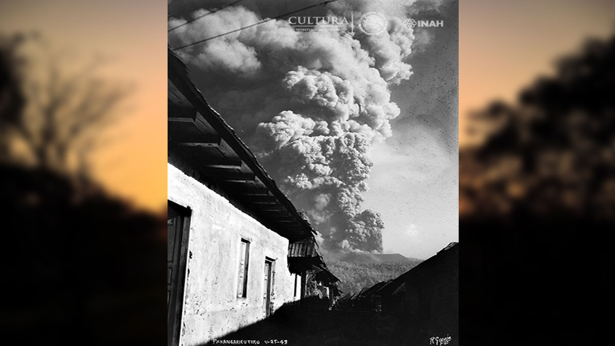 Paricutín explosión con humo saliendo del volcán