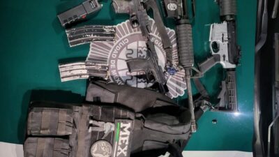 Armas y chaleco antibalas decomisados tras balacera en la alcaldía Álvaro Obregón, en la CDMX