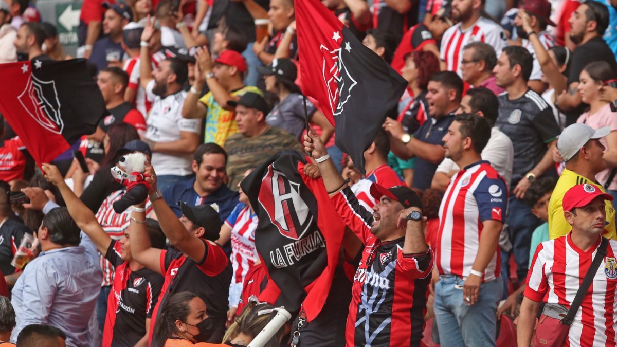 Aficionados del Atlas y Chivas durante un clásico tapatío