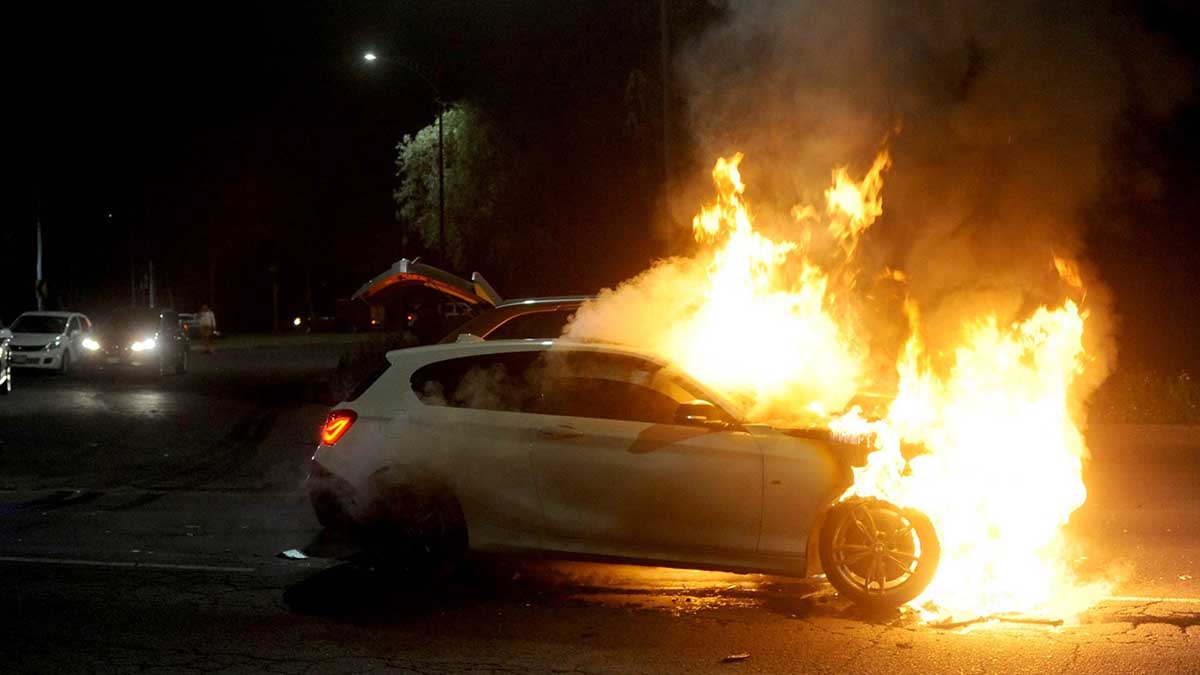 Auto en llamas monterrey