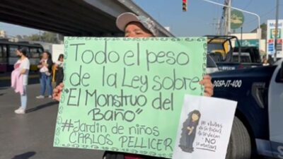 Padres de familia bloquean la vía José López Portillo