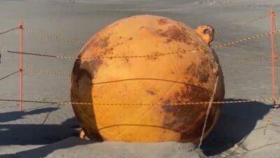 bola gigante playa Japón