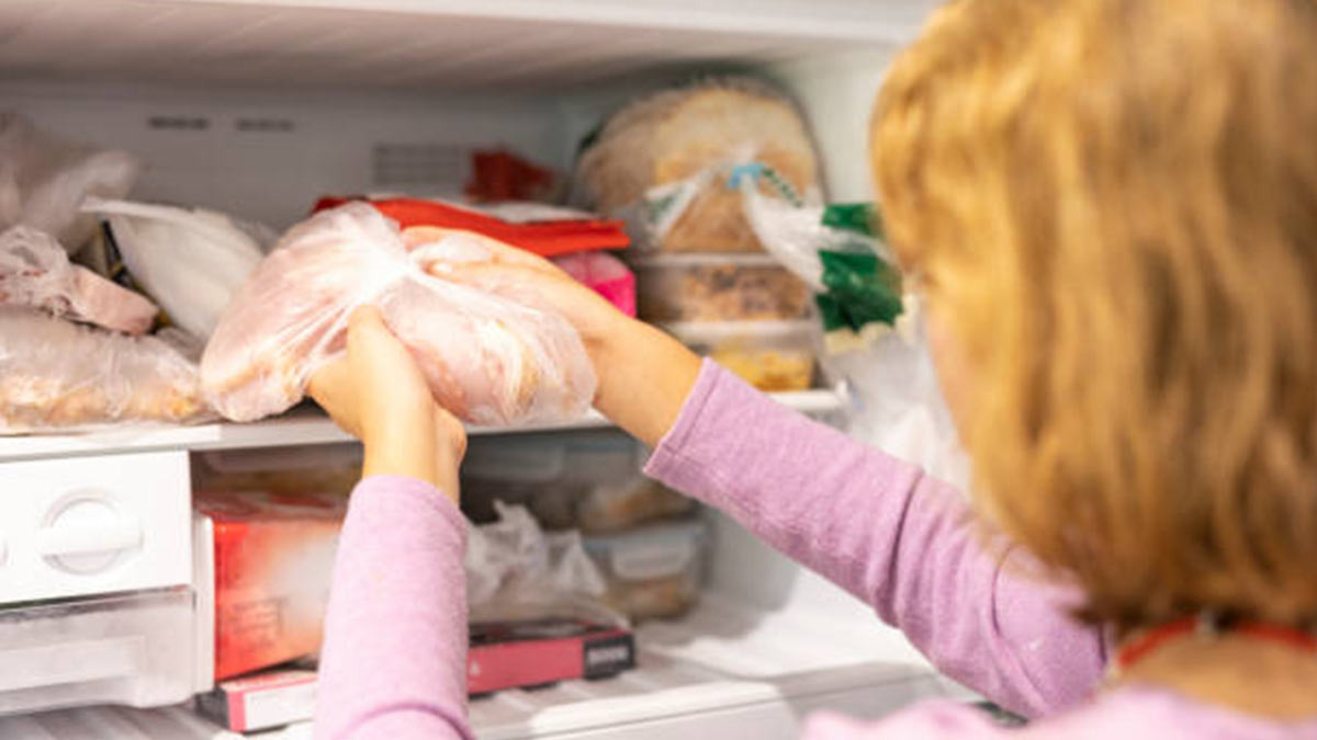 ¿Cómo descongelar la carne de manera rápida y segura?