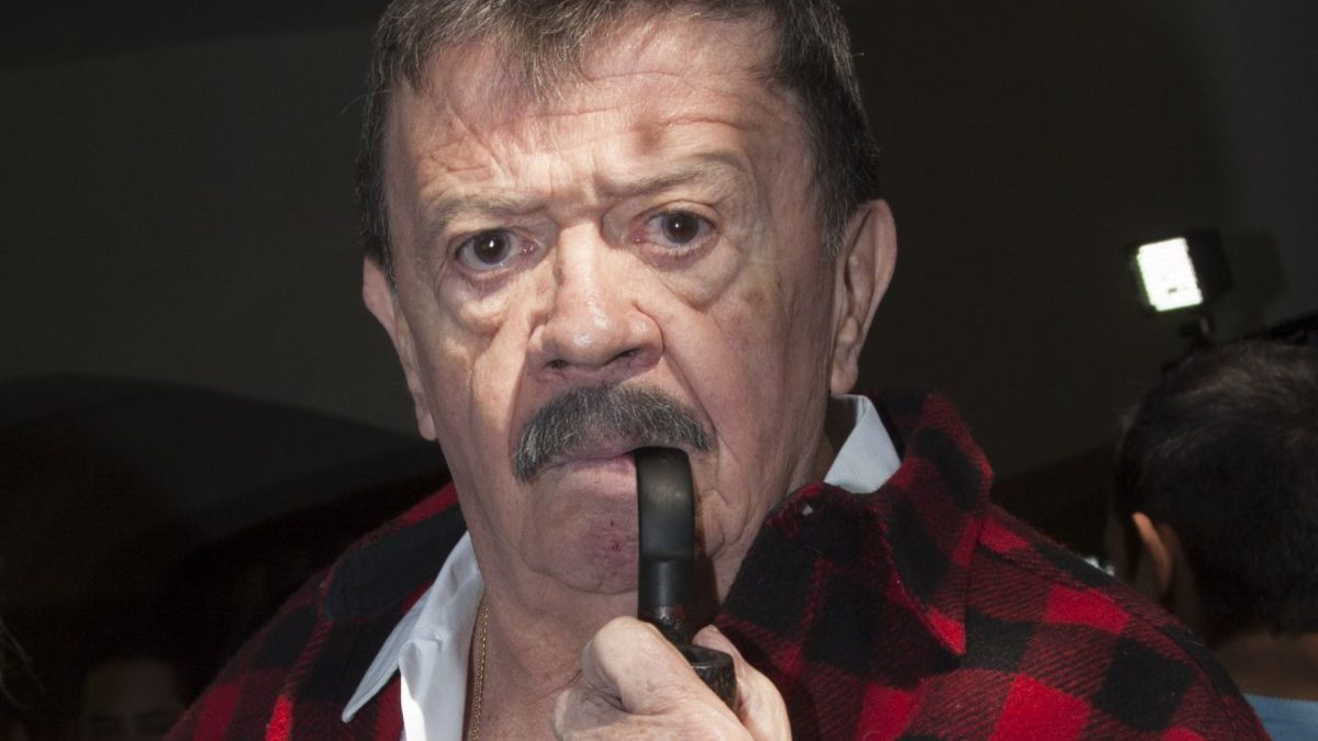 Chabelo con pipa y bigote