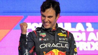 Checo Pérez lidera ranking de expertos de la F1 tras ganar Arabia Saudita